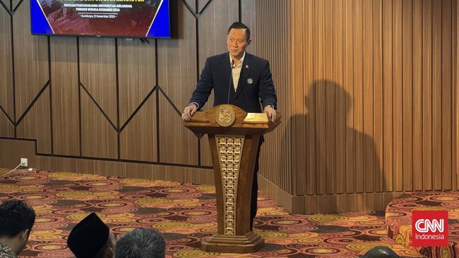 gus Harimurti Yudhoyono (AHY) menerima penghargaan sebagai wisudawan Unair terbaik untuk program doktoral bidang pengembangan sumber daya manusia.