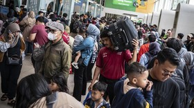 FOTO: Arus Mudik Nataru, Stasiun Pasar Senen Mulai Dipadati Penumpang