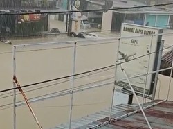 Jalan Trans Sulawesi di Barru Putus Imbas Banjir, Penyaluran Bantuan Terhambat