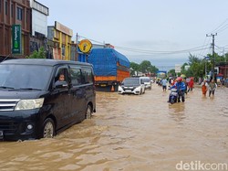 Video: Banjir Rendam 6 Kecamatan di Pangkep, Lalin Trans Sulawesi Macet 2 Km