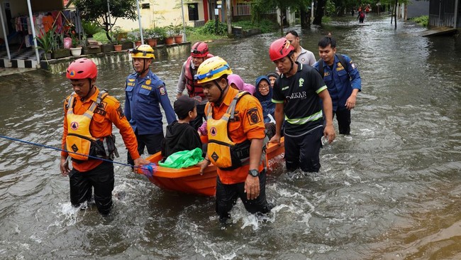 Banjir merendam sejumlah kecamatan di Makassar, Sulawesi Selatan. Ketinggian air apalagi nyaris menyentuh genting rumah warga.