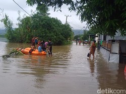 Banjir di Barru Perlahan Surut, Warga Terdampak Dievakuasi ke Islamic Center