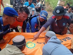 Kapal Nelayan di Bangka Belitung Dihantam Ombak, 1 Orang Tewas