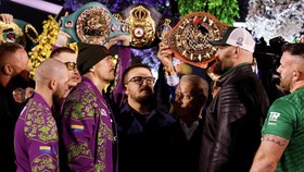 FOTO: Face Off Usyk vs Fury, Saling Tatap 11 Menit Berujung Adu Mulut