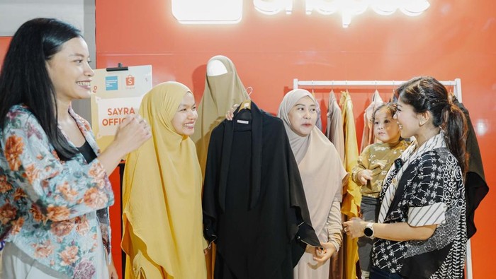 Industri fashion dikenal dinamis dan cepat berubah. Tren bisa muncul dalam hitungan minggu, viral di media sosial, lalu menghilang sebelum stok habis terjual.