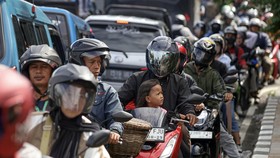 Jalan Dewi Sartika Jaktim Macet Total Imbas Kecelakaan Mobil & Motor