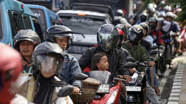 Kemacetan panjang terjadi di Jalan Jalan Dewi Sartika, Cawang, Jakarta Timur arah Kalibata imbas kecelakaan lalu lintas, Senin (10/3).