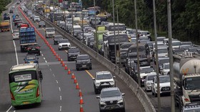 FOTO: Ribuan Kendaraan Mengular di Jalur Puncak Bogor, One Way Berlaku