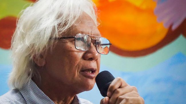 Seniman Yos Suprapto mengaku rugi besar imbas pembatalan pameran lukisannya secara sepihak oleh Galeri Nasional karena sudah mengundang tamu asing.