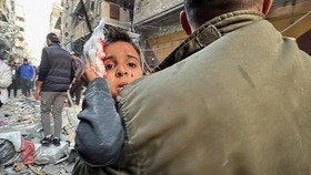 FOTO: Anak-anak Jadi Korban Serangan Israel ke Apartemen di Gaza