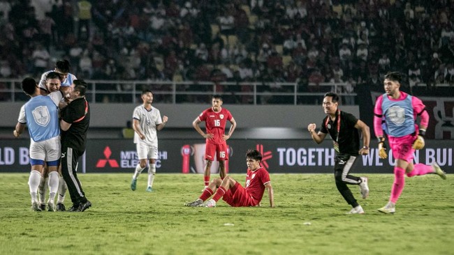 Para pemain muda yang membela Timnas Indonesia tak bisa menahan emosi yang meluap setelah kekalahan dari Filipina di laga terakhir fase grup Piala AFF 2024.