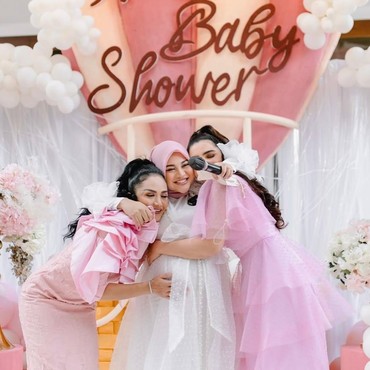 Unggah Foto KD dan Ashanty di Hari Ibu, Aurel Hermansyah: 2 Kesayanganku