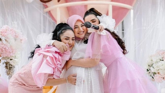 Unggah Foto KD dan Ashanty di Hari Ibu, Aurel Hermansyah: 2 Kesayanganku