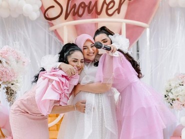 img-title Unggah Foto KD dan Ashanty di Hari Ibu, Aurel Hermansyah: 2 Kesayanganku