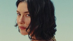 Lirik Lagu That's So True - Gracie Abrams