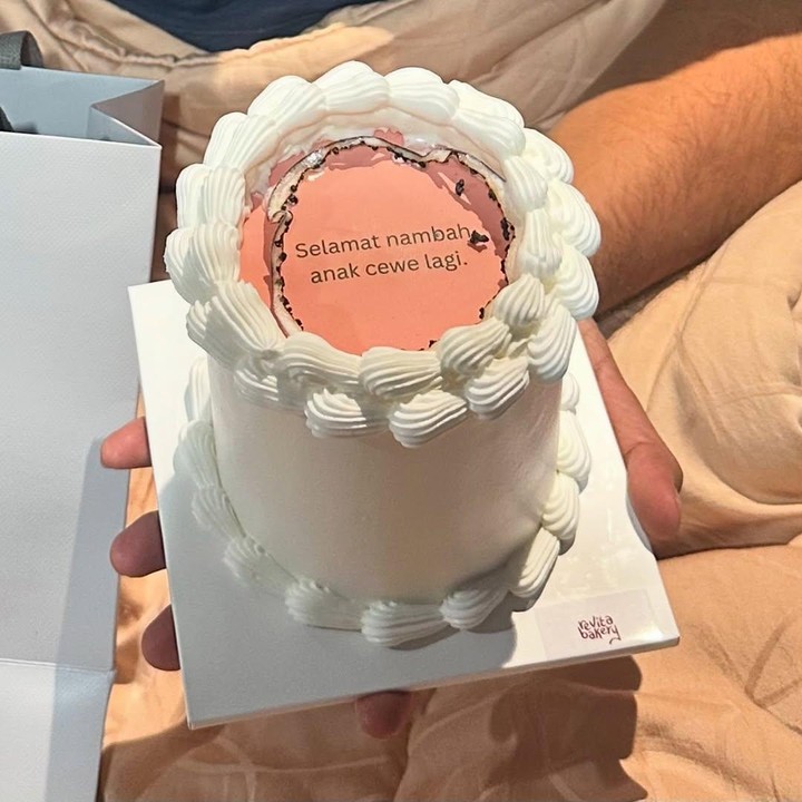 <p>Dalam postingan di Instagramnya, terlihat ada kue ulang tahun untuk Rigen dengan ucapan, "Selamat nambah anak cewek lagi." Ini menandakan pasangan yang menikah pada 2019 itu akan kembali dikaruniai bayi perempuan nih Bunda. Foto: Instagram@indahningtys</p>