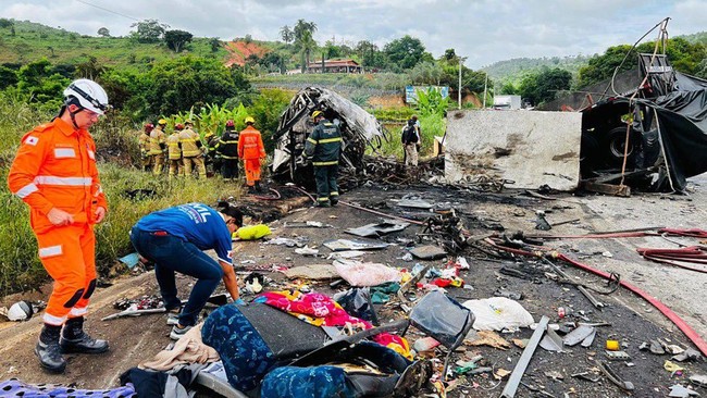 FOTO: Horor Kecelakaan Bus di Brasil Tewaskan 38 Orang