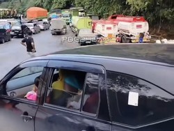 Jalur Sitinjau Lauik Macet Parah akibat Tumpahan Minyak CPO dan Truk Mogok