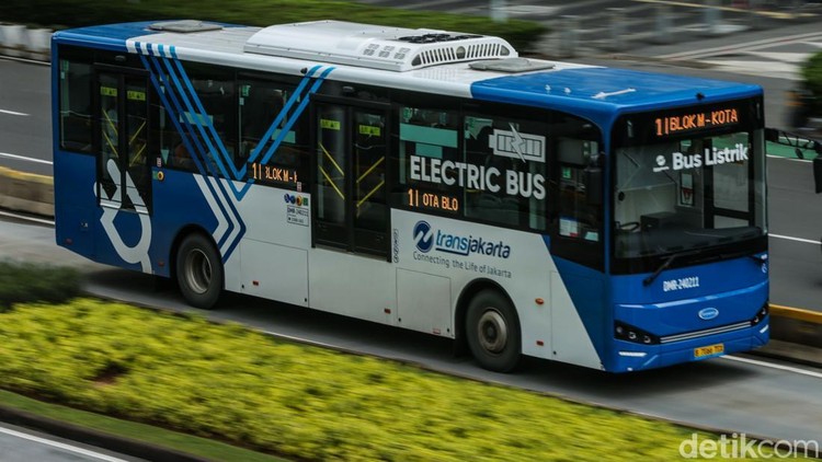 Melihat Pelayanan Bus TransJakarta di Tengah Wacana Kenaikan Tarif Tarif bus TransJakarta tidak pernah naik sejak tahun 2007 silam. Kini 2024, wacana kenaikan tarif TransJakarta mencuat.