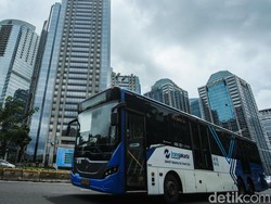 TransJ Sempat Terjebak Macet di Perlintasan Rel, Penumpang Panik Berhamburan