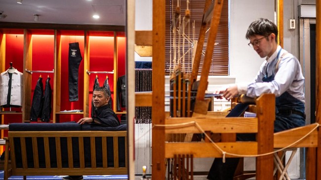 FOTO: Celana Jeans yang Dibuat Secara Tradisional, Dijual Rp 20 Juta