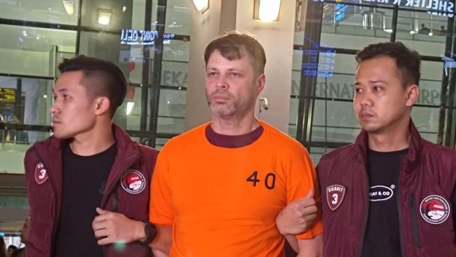 Roman Nazarenco, WN Ukraina pengendali laboratorium rahasia ganjar hidroponik di Bali, ditangkap Interpol di Thailand dan dipulangkan ke Indonesia.