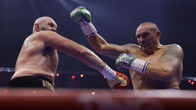 Oleksandr Usyk berhasil mempertahankan sabuk juara dunia kelas berat WBA, IBF, WBO, IBO, dan WBC usai menang angka mutlak [unanimous decision] atas Tyson Fury.