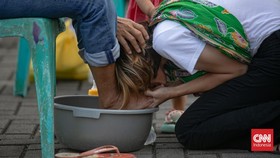 FOTO: Peringati Hari Ibu, Ratusan Anak Cuci Kaki Ibu