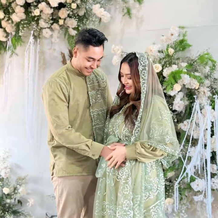 <p>Belum lama ini, Siti Badriah menggelar acara tasyakuran empat bulan kehamilan keduanya. Acara ini berlangsung tertutup dan hanya dihadiri oleh keluarga dan kerabat dekat. (Foto: Instagram/@sitibadriah)</p>