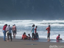 Sultan HB X: Turis Tak Boleh Mandi di Pantai Parangtritis