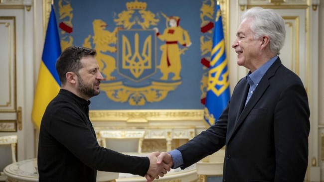 Presiden Ukraina Volodymyr Zelensky mengatakan sudah beberapa kali bertemu Direktur CIA William Burns, hal ini biasanya tak diumumkan ke publik.