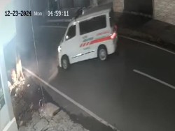 Video CCTV: Aksi Pencurian Mobil Ambulans Klinik di Pasuruan