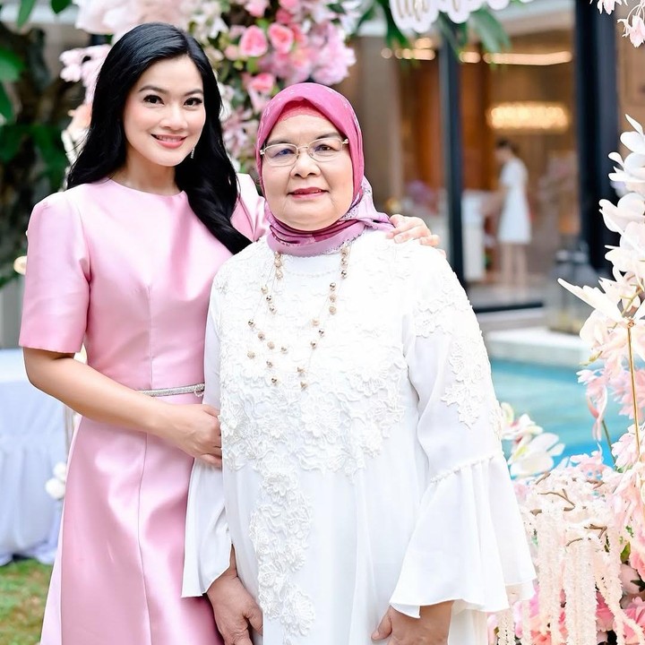 <p>Aktris Titi Kamal dikenal sangat dekat dengan sang Bunda, Elly Rosniati. Di Hari Ibu, Titi tak mau melewatkan kesempatan untuk mengungkapkan rasa cintanya pada ibunda. Titi juga berdoa agar sang Bunda selalul dilindungi Allah SWT. "Selamat Hari Ibu mama tersayang. <em>Alhamdulillah</em>, sayang banget sama mama. Bangun tidur wajib langsung ke kamar mama dan ngobrol sebelum memulai aktifitas. Semoga Allah SWT selalu jaga mama dimanapun mama berada," tulis Titi sebagai keterangan foto. (Foto: Instagram @titi_kamall)</p>
