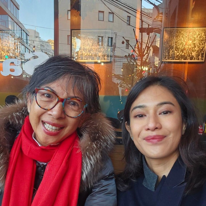 <p>Pemeran film <em>Ada Apa dengan Cinta?</em>, Dian Sastrowardoyo juga mengunggah fotonya bersama sang Bunda, Dewi Parwati Setyorini, untuk merayakan Hari Ibu. Dian juga mengunggah foto bersama anak-anaknya dan menuliskan <em>caption</em> singkat. "Selamat Hari Ibu," tulisnya. (Foto: Instagram @therealdisastr)</p>