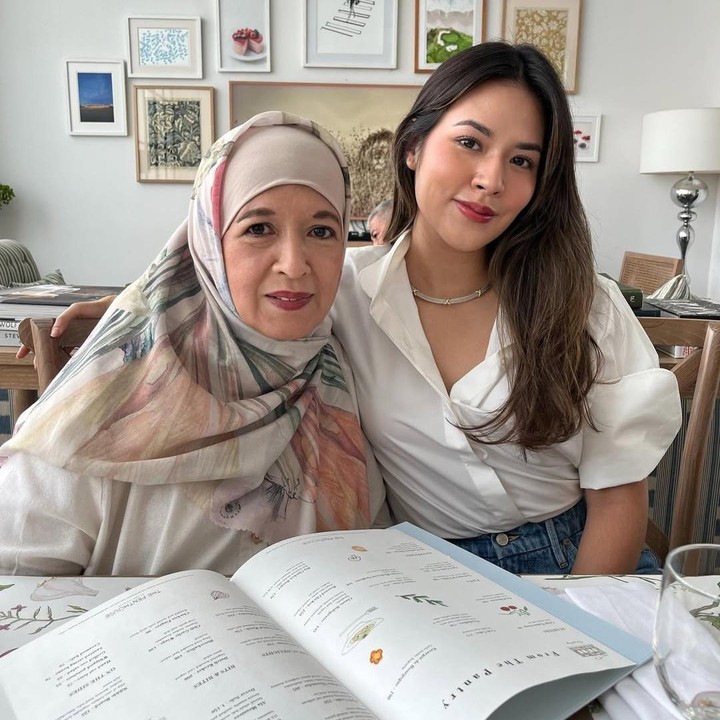 <p>Penyanyi Raisa turut memperingati Hari Ibu dengan mengunggah momen kebersamannya dengan sang Bunda, Ria Mariaty. Dalam unggahan ini, Raisa mengungkapkan kekaguman dan rasa cintanya pada ibunda. "Yang membuatku mengerti, kekuatan seorang wanita ada dalam kelembutannya, kekokohannya, keteduhannya, keteguhannya, doanya, pengorbanannya, dan cintanya. Beruntunglah aku, darahnya mengalir dalam tubuhku. <em>Happy mother’s day to my one and only, let’s create more beautiful memories together, Love you endlessly</em> Ibu.." tulis Raisa. (Foto: Instagram @raisa6690)</p>