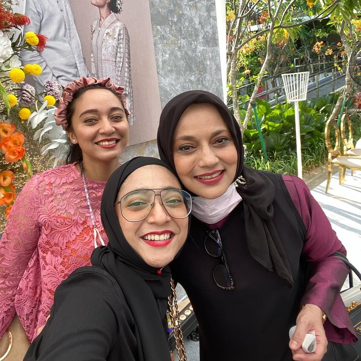 <p>Putri sulung mendiang Marissa Haque, Bella Fawzi, menjadikan Hari Ibu momen spesial untuk mengungkap kebaikan sang Bunda yang sudah mengajarkan banyak hal untuknya. Di hari spesial ini, Bella membagikan potretnya bersama sang adik Chiki Fawzi yang tengah berpose bareng mendiang ibunda. "Selamat Hari Ibu, Ibuku sayang @marissahaque terima kasih telah mengajarkan kita banyak hal dan mengajak kami melihat dunia! <em>We love you so much!! Miss you</em> Ibu cantik *Al Fatihah," tulis Bella. (Foto: Instagram @bellafawzi_)</p>