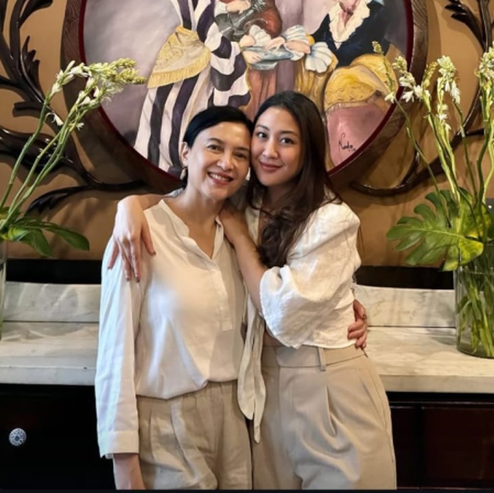 <p>Hari Ibu menjadi begitu spesial bagi Sherina Munaf. Istri aktor Baskara Mahendra ini mengunggah potret bersama sang Bunda Luki Ariani di akun Instagram miliknya. Meski tak menuliskan <em>caption</em> apa pun, melalui foto ini, Sherina menunjukkan kedekatannya dengan ibunda. (Foto: Instagram @sherinamunaf)</p>