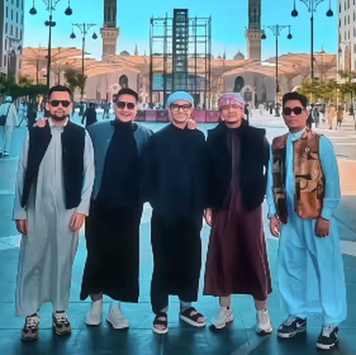 <p>Arie Untung turut menghabiskan akhir tahunnya untuk menjalani ibadah umrah. Kali ini, ia tidak melaksanakan umrah dengan anak dan istrinya. Namun, ia berkumpul dengan teman-teman sesama artis seperti Dude Harlino, Teuku Wisnu, Dimas Seto, hingga Rizal Armada. "Kata Ustaz banyak main boleh asal jangan lupa banyak istigfar," ujarnya. (Foto: Instagram: @ariekuntung)</p>