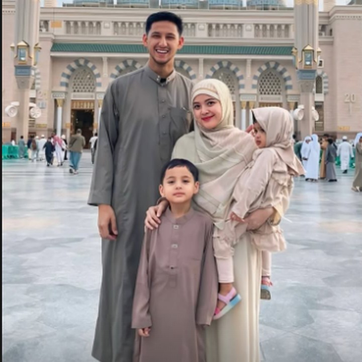 <p>Tasya Kamila memutuskan untuk menjalani ibadah umrah bersama suami dan anak-anaknya di akhir tahun 2024. Momen kebahagiaan ini dibagikan langsung oleh Tasya pada laman Instagram-nya. Tasya terlihat tidak lelah menjalankan serangkaian kegiatan sambil menggendong sang putri, Shafanina, Bunda. (Foto: Instagram: @tasyakamila)</p>
