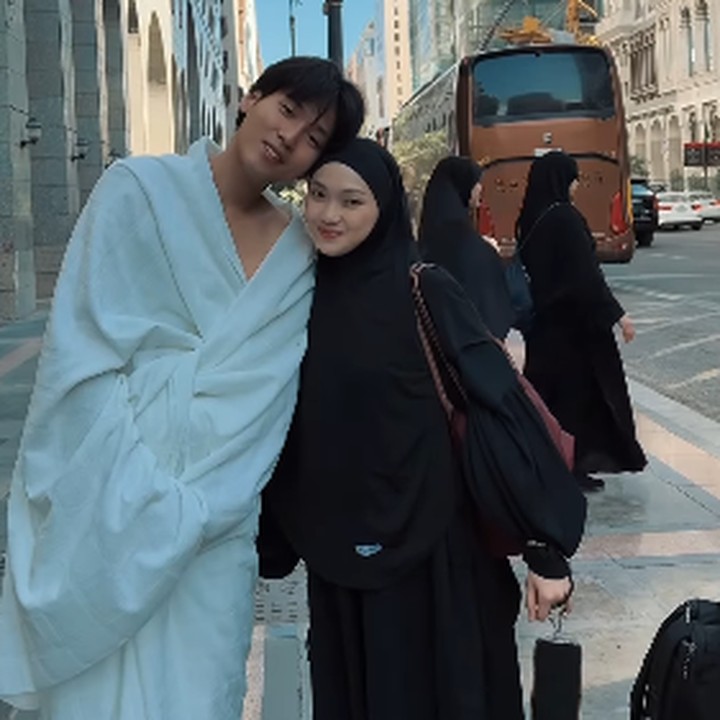 <p>Influencer Dae Hoon menjalani ibadah umrah untuk pertama kalinya bersama sang istri, Julia Prastini, dan kedua anaknya, Bunda. Momen ini pun dibagikan langsung oleh Dae Hoon melalui laman Instagram-nya. "<em>Bismillah</em> semoga Allah mempermudah perjalanan kita," katanya. (Foto: Instagram: @daehoon_na)</p>