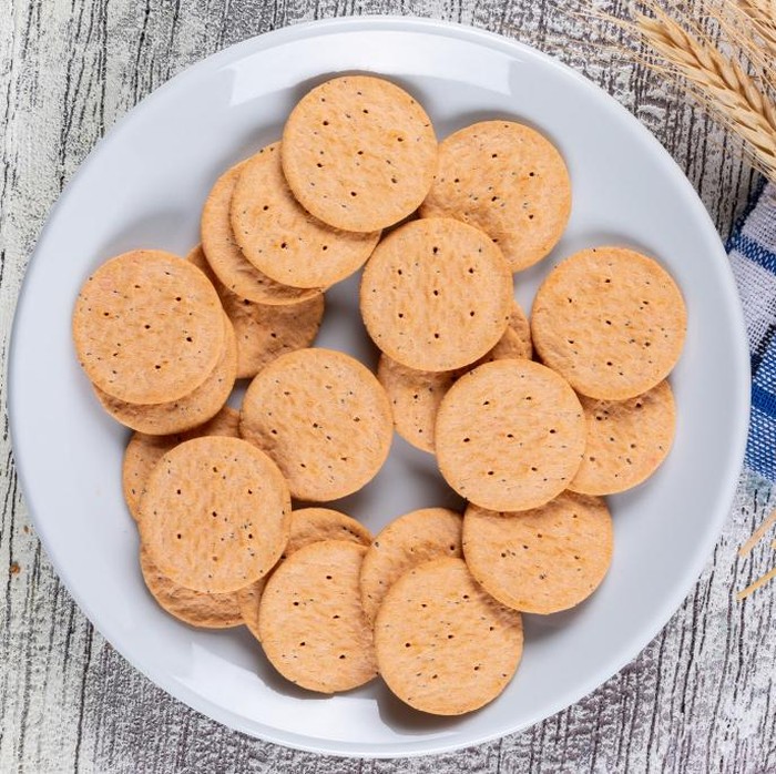 Orang yang merupakan pencinta camilan biskuit memiliki kepribadian sensitif. Mereka dikenal memiliki rasa empati tinggi, multitasking, pemalu, dan juga bijaksana.