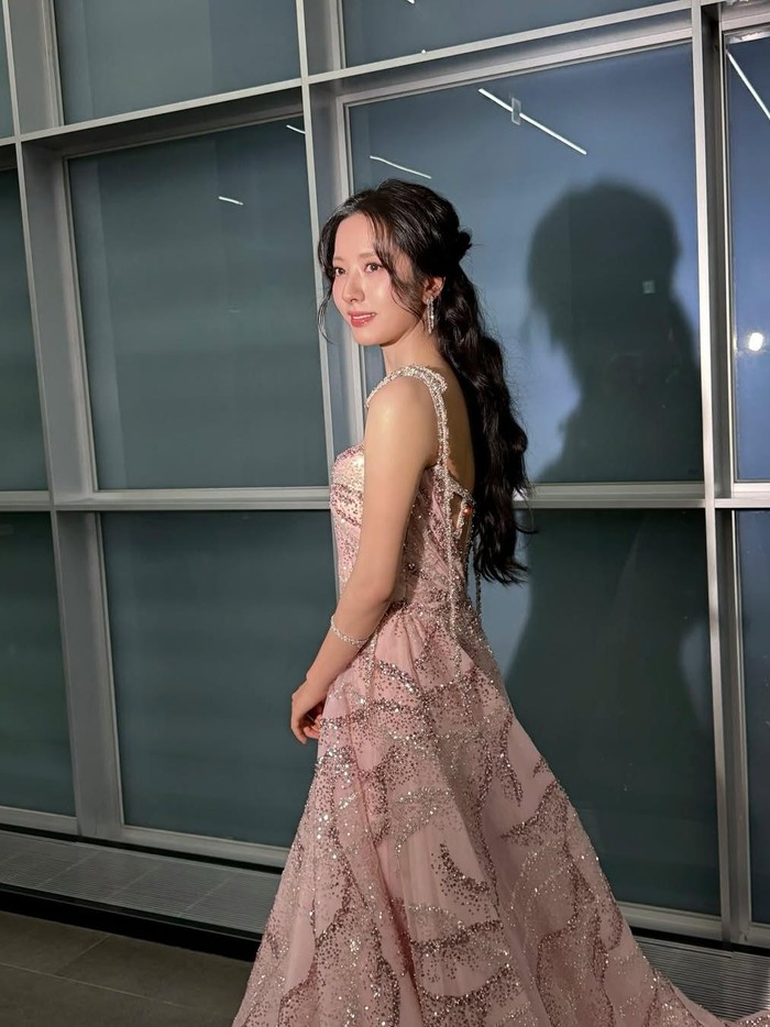 Idol-aktris Bona WJSN yang juga menjadi MC di SBS Drama Awards 2024 tampil bak seorang putri dalam balutan ruffle dress dengan tali spaghetti./ Foto: instagram.com/bn_95819