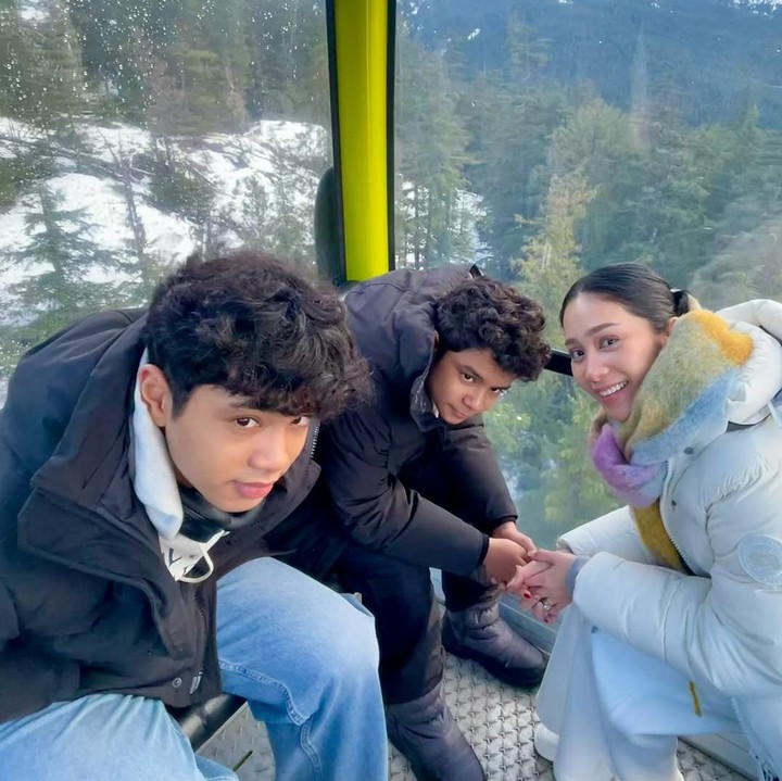 <p>Pada unggahan lainnya, Bunga Zainal dan keluarga terlihat mengunjungi Sea To Sky Gondola, Bunda. Di sini, mereka menaiki sebuah kereta gantung dan melihat pemandangan pengunungan yang cantik. (Foto: Instagram: @bungazainal05)</p>