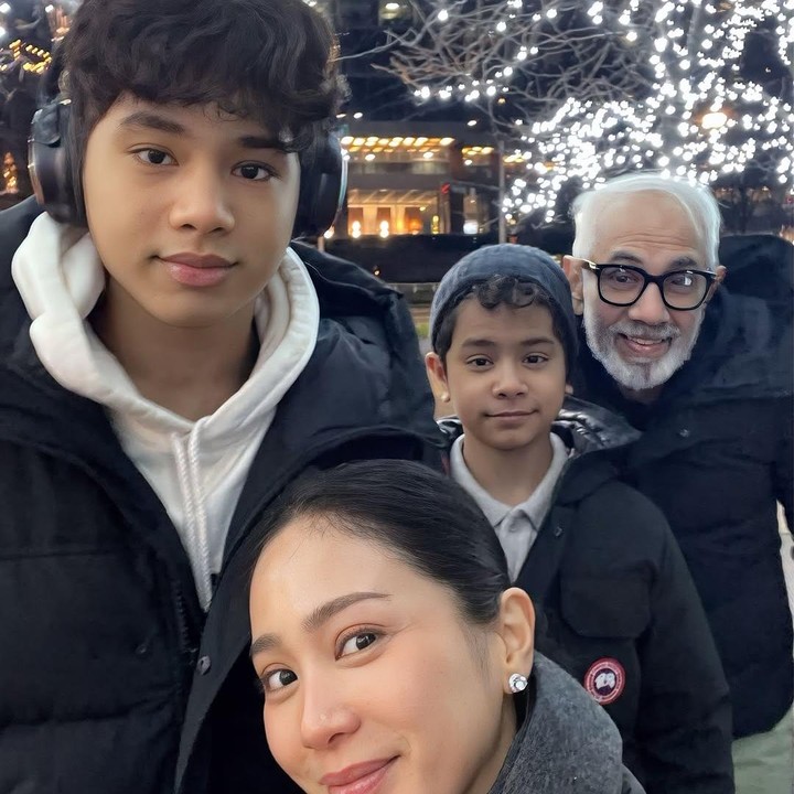 <p>Sama seperti artis lainnya, Bunga Zainal turut menyempatkan waktu untuk berlibur jelang akhir tahun, Bunda. Tidak sendirian, ia turut mengajak sang suami, Sukhdev Singh, dan kedua putranya, Karan Pradhi Singh dan Harmeel Pradhi Singh. (Foto: Instagram: @bungazainal05)</p>