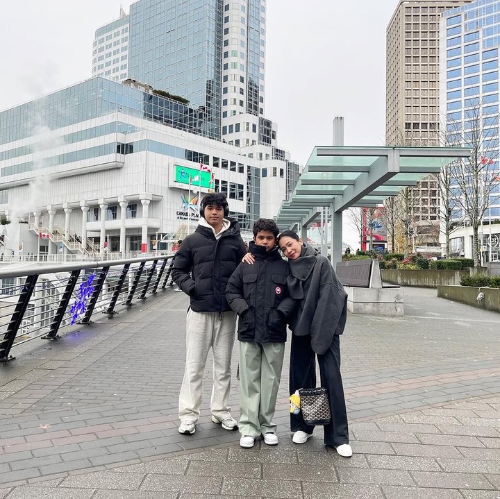 <p>Negara Kanada menjadi destinasi liburan Bunga Zainal dan keluarga kali ini. Keempatnya terlihat sangat menikmati negara yang tengah dilanda musim dingin itu. (Foto: Instagram: @bungazainal05)</p>