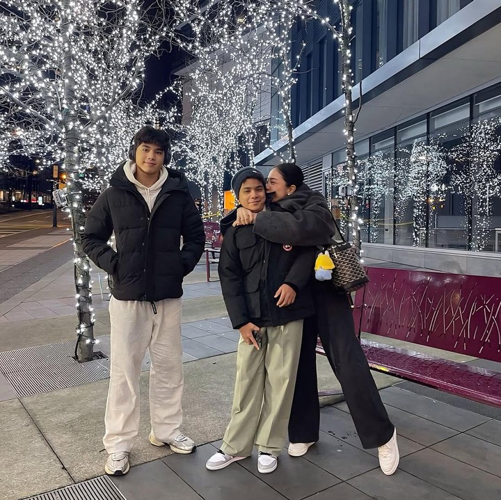 <p>"Abang mirip banget sama Mami, tapi adek <em>clingy</em>-nya mirip Mami. Kalau Abang <em>cool</em> kayak Papanya tapi <em>looks</em> Adek mirip Papa. Tuhan Maha Adil," kata seroang netizen. "<em>MasyaAllah</em> anak-anaknya ganteng banget, bibit unggul ini mah Bun," ujar netizen lainnya. (Foto: Instagram: @bungazainal05)</p>