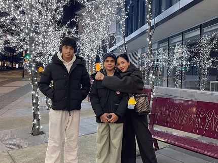 7 Potret Bunga Zainal Habiskan Waktu di Kanada Bersama Suami Keturunan India dan Kedua Putranya