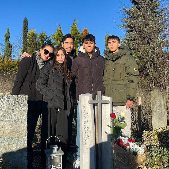 <p>Darius Sinathrya bersama Donna Agnesia dan ketiga anaknya tengah menikmati liburan dan akhir tahun di kampung halamannya, Swiss. Namun, tak hanya liburan, Darius turut meluangkan waktu untuk ziarah ke makam sang nenek. (Foto: Instagram@darius_sinathrya)</p>