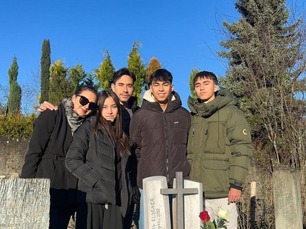 5 Potret Darius Sinathrya Ziarah ke Makam Sang Nenek di Swiss, Ajak Donna Agnesia dan Ketiga Anaknya