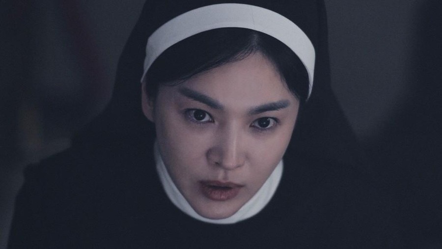Dark Nuns Song Hye Kyo memerankan Suster Junia dalam film Dark Nuns. Tayang Januari 2025.